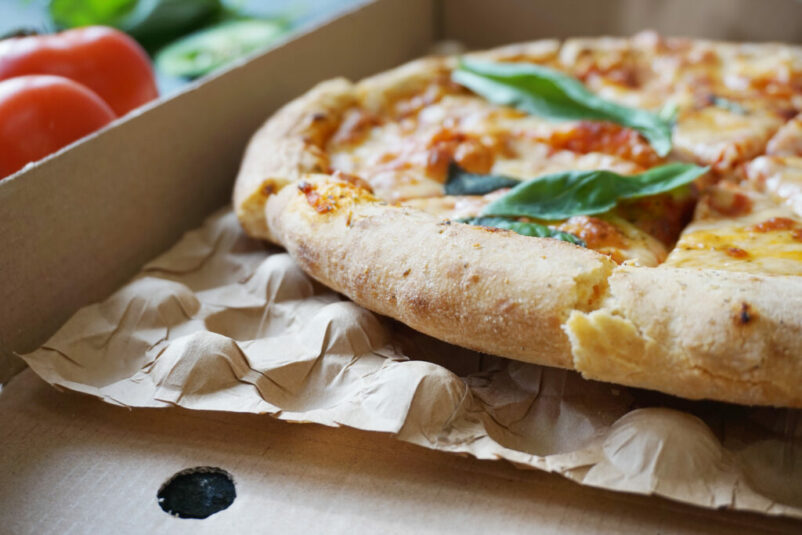 Pizza posée sur un intercalaire papier HeatWave